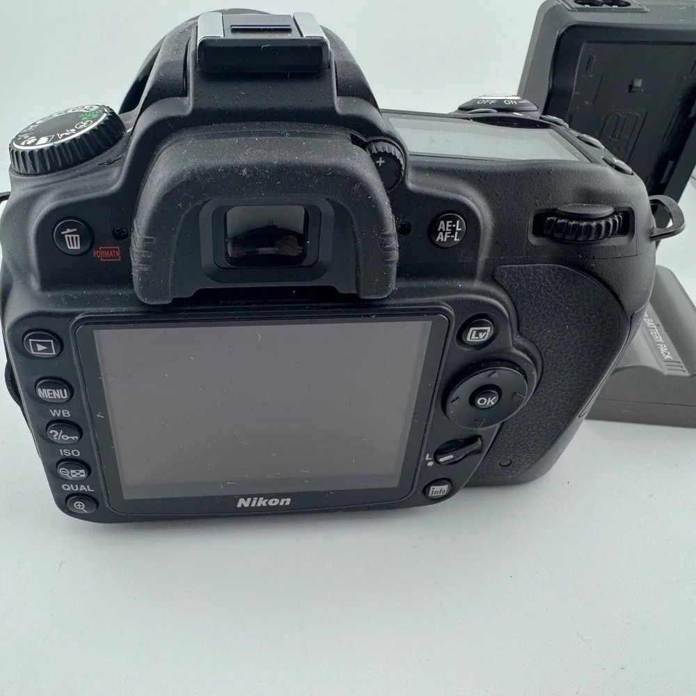 Nikon D90 DSLR Camera 18-105mm VR Lens Black Bundle 12.3MP HD Video FOR PARTS